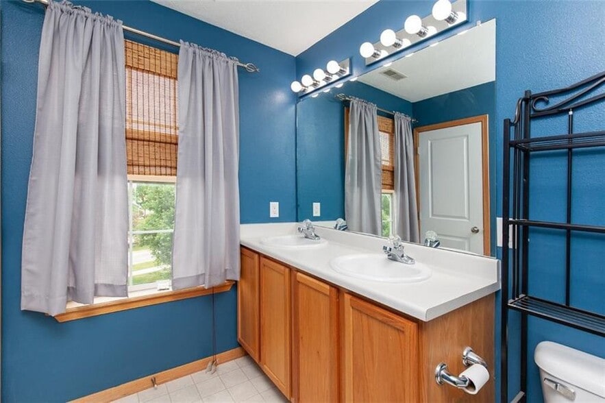 Building Photo - 1012 NE Kamies Ln