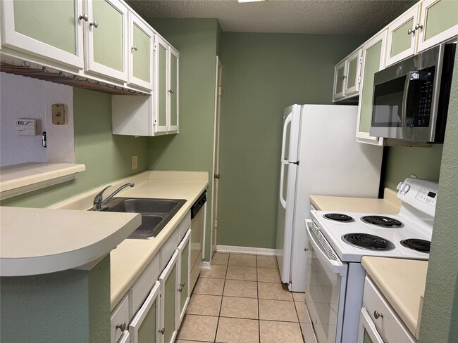 Building Photo - 2121 Hepburn St