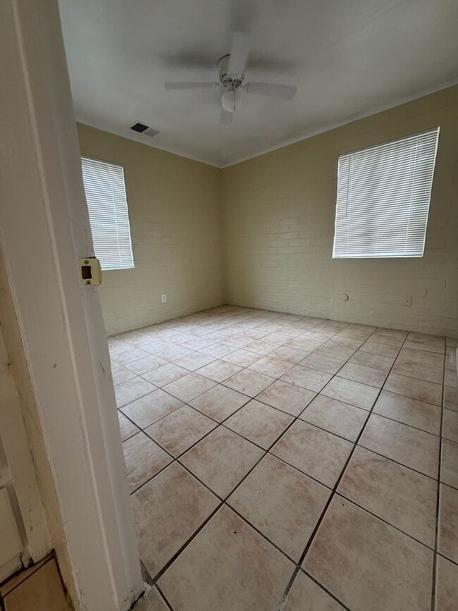 Building Photo - 2 Bedroom, 1 Bath Duplex for Rent In Ceres