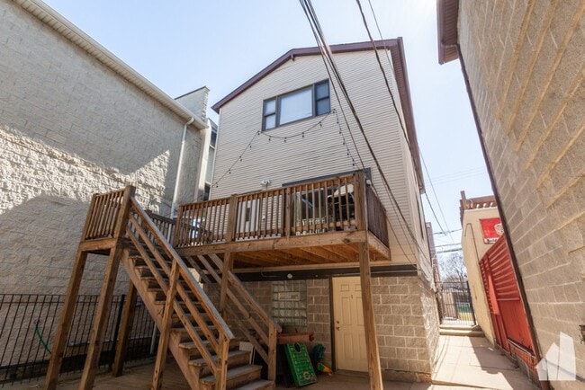 Primary Photo - 1433 W Oakdale Ave