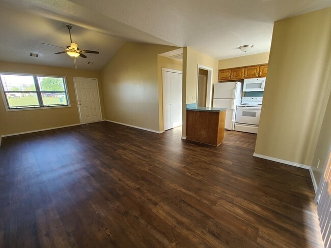 Building Photo - Large One Bedroom