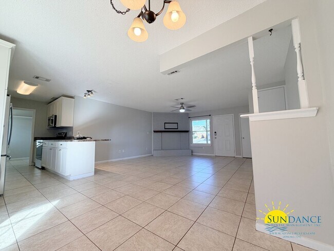 Building Photo - 4 miles from Hurlburt Field, 3 Bedroom beautiful home!