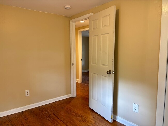 Building Photo - Available now! Freshly updated 3 bed 2 bath Downtown Summerville!