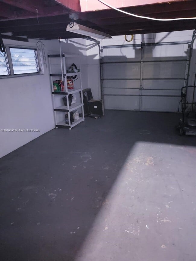 Building Photo - 1031 N 16th Ct