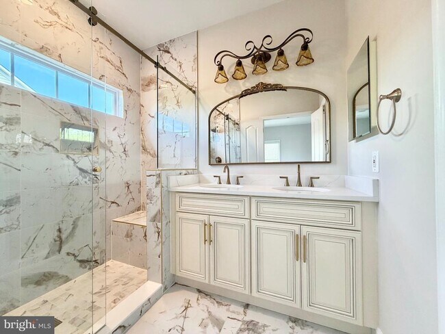 Building Photo - 300 Garden View Square