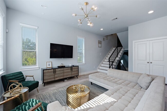 Building Photo - 3365 Daphne St