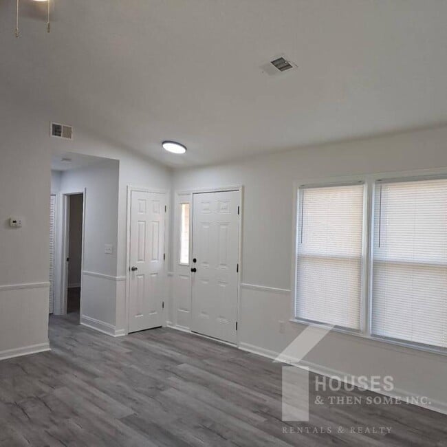 Building Photo - 10 River Ct