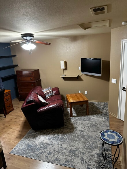 Building Photo - 494 Nicolas Rd