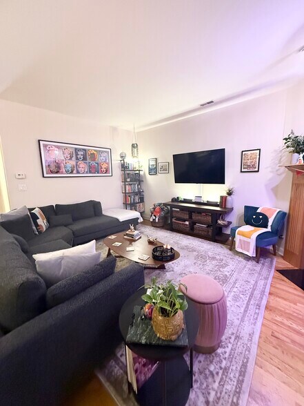 Building Photo - 3349 N Clark St