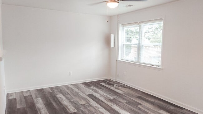 Building Photo - Spacious And Renovated 3 Bed 2 Bath Interi...