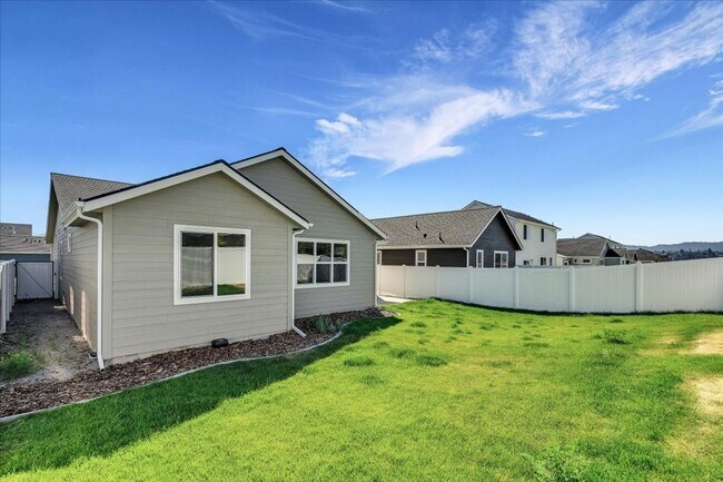 Building Photo - Charming 3 bedroom, 2 bath home