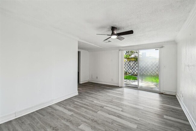Building Photo - 1833 Knollwood Dr