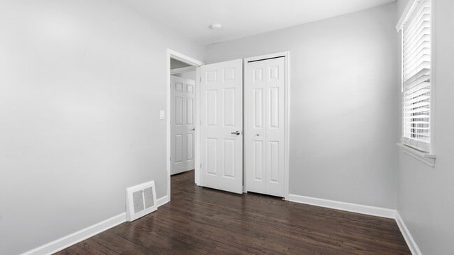 Building Photo - 1065 E Cross St