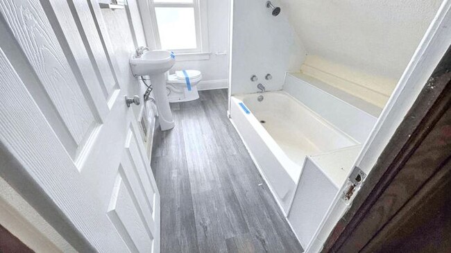 Building Photo - Spacious 3-Bedroom Home with Fenced Yard a...