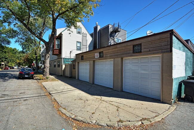 Building Photo - 1847 W Melrose St