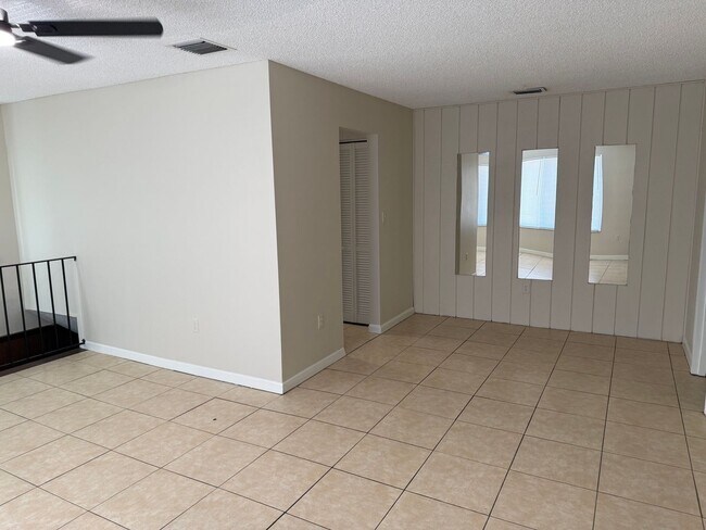 Building Photo - 1001 Spring Meadow Dr
