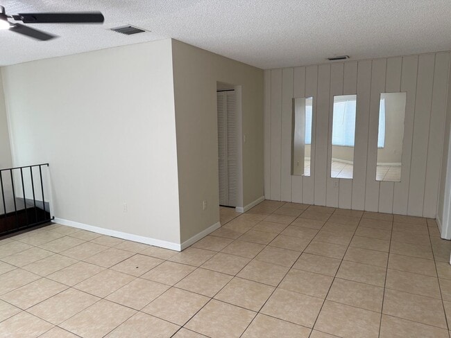 Building Photo - Spacious 2 bedroom/1 Bathroom End Unit Upstairs Condo.