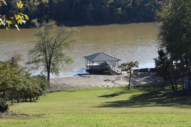 Building Photo - Lake Front 1 Bedroom Apartment - Large Garage & Boat Parking