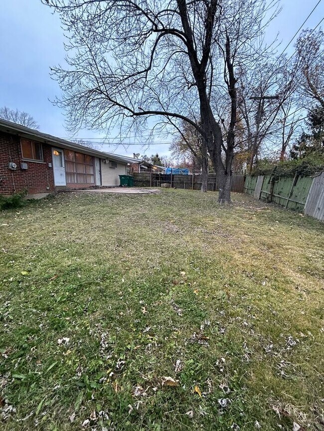 Building Photo - Charming 3-Bedroom Home with Fenced Backya...