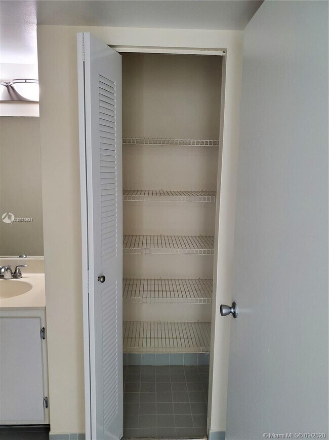 Building Photo - 915 NW 1st Ave