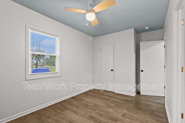 Building Photo - 3020 Azalea Dr