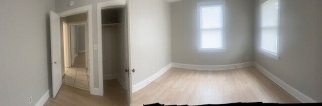 Building Photo - Spacious 2 bedroom 1 bath with sunroom and...