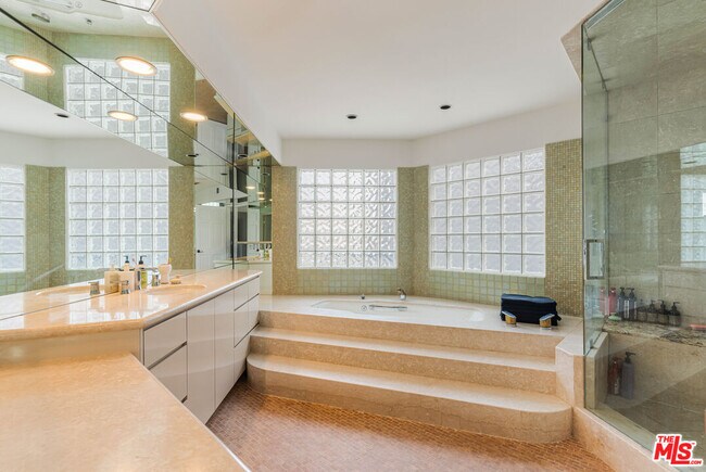 Building Photo - 4611 Roma Ct