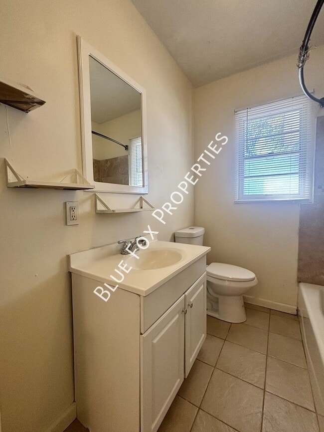 Building Photo - 925 E Adams St