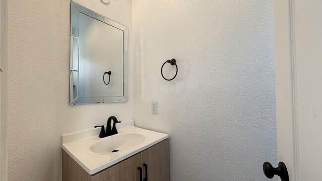 Building Photo - 13632 Cabrillo Ct