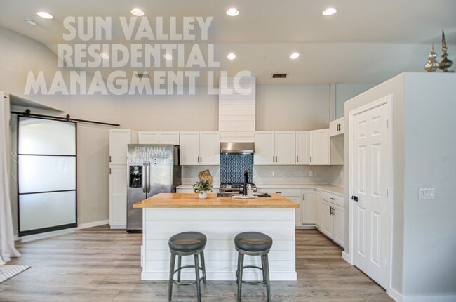 Building Photo - 17526 W Coyote Trail Dr