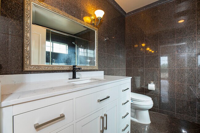 Building Photo - 10557 Helendale Ave