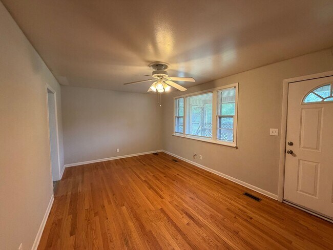 Building Photo - Available Immediately! 3 Bedroom 1 Bath + Bonus & Screened in Porch
