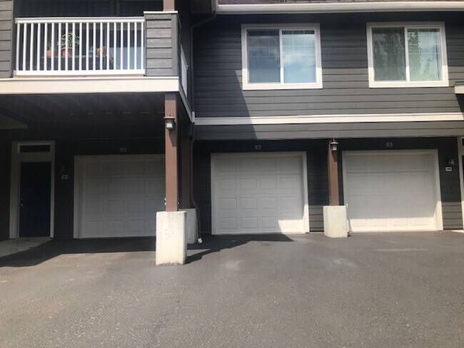 Building Photo - GROUND LEVEL 1 BR, 1 BA WHEEL CHAIR ACCESSIBLE UNIT!