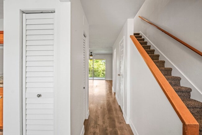 Building Photo - Beautifully updated 2-bedroom, 1.5-bathroo...