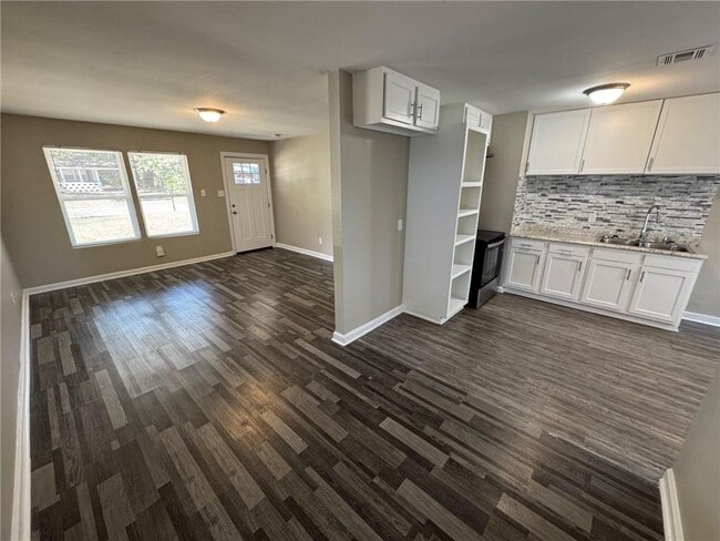 Building Photo - 303 Evergreen Hill