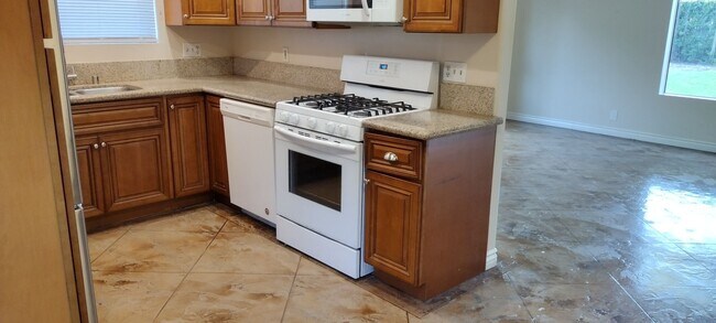 Building Photo - Beautiful 4BR/3 Full BA single family home with large yard