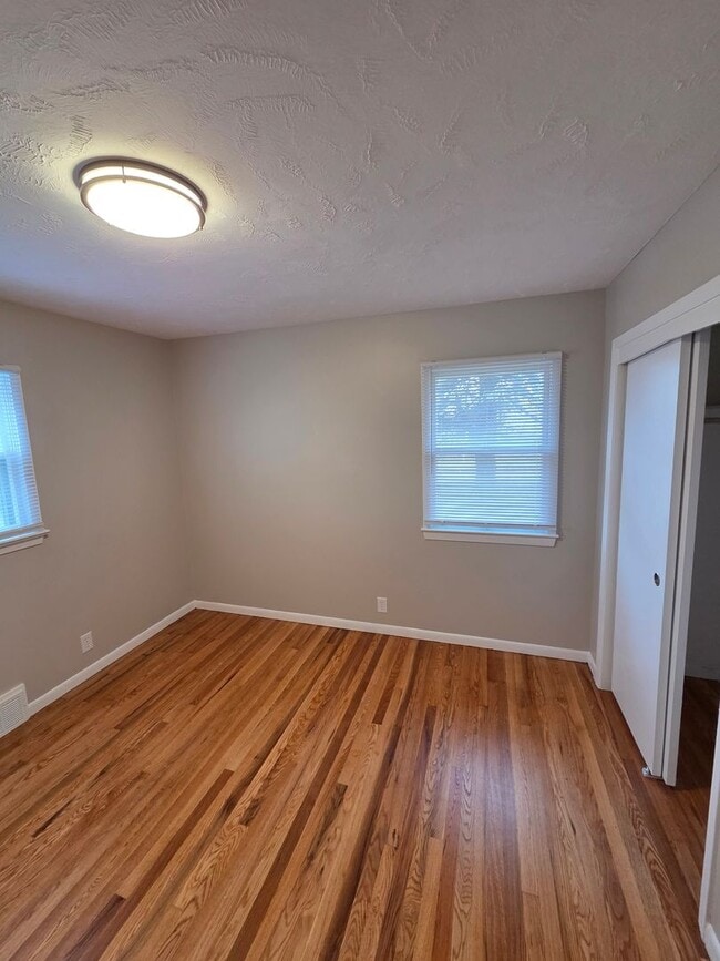 Building Photo - 3 bed, 2 bath, 1 car garage with finished basement, fenced back, newly remodeled