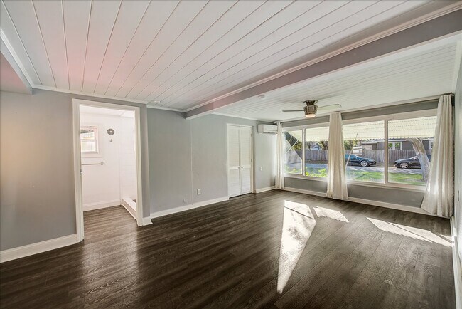 Building Photo - 1701 E Henry Ave