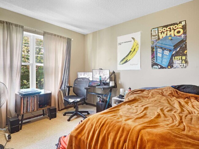 Building Photo - 3 Bedroom End Unit Townhome Available Sept...