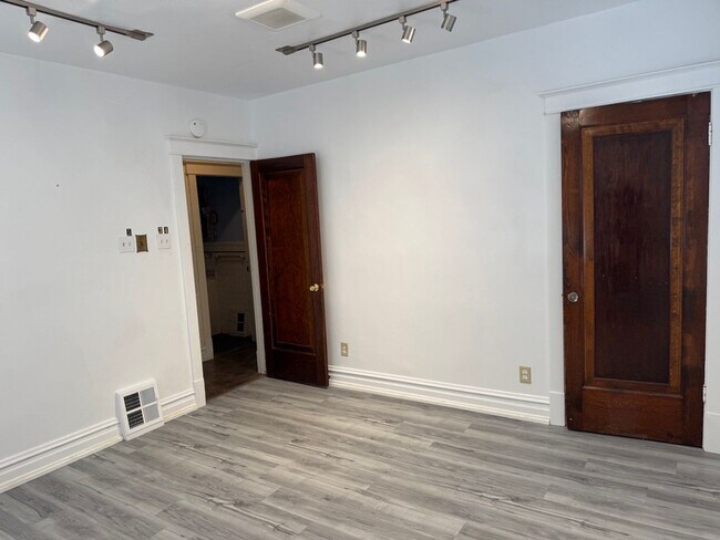 Building Photo - 5839 Hampton Ave