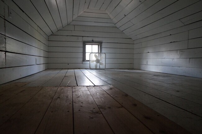 Building Photo - N.E Rose City Bungalow Pet Friendly