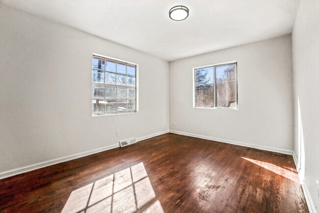 Building Photo - Beautifully Renovated 3 Bedroom Home in KCK Available Now!  1st Month's Rent is FREE!