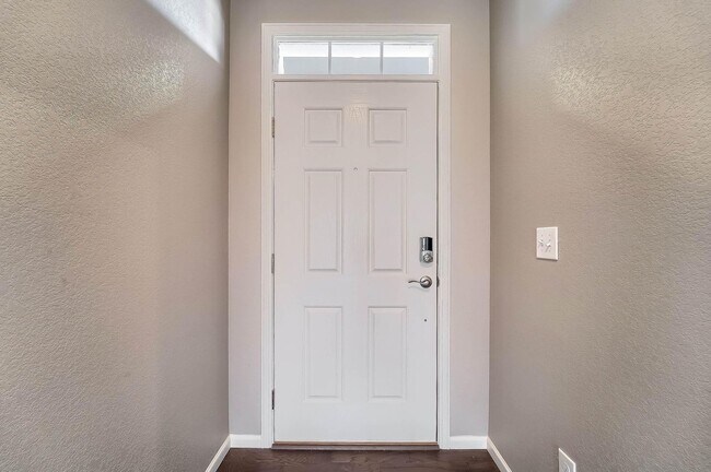 Building Photo - Gorgeous 4 bed, 3 bath, loft and an office!