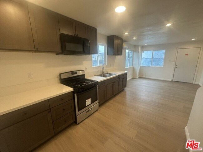 Building Photo - 1012 E 73rd St