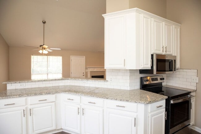 Building Photo - ** 3 bed 2 bath located off Wares Ferry Rd ** call (334) 366-9198 for a showing self tour