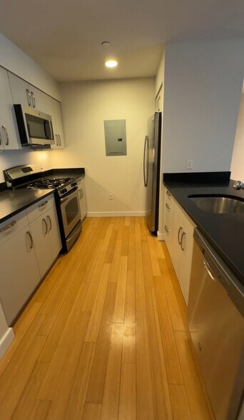 Building Photo - 595 Albany St