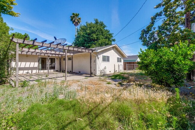 Building Photo - 1062 Kelly Dr