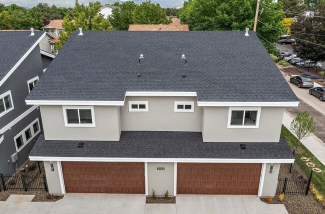 Building Photo - 3 Bedroom 2.5 Bath Pet Friendly Town Home ...