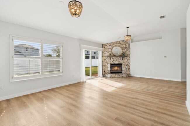 Building Photo - Adorable Newly Renovated 3/2