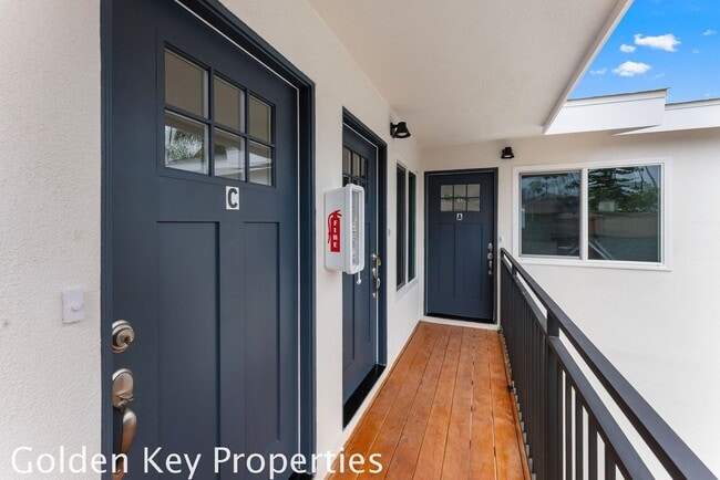 Building Photo - Beautifully remodeled apartment in South Oceanside just a few blocks from the beach!